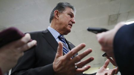 Equipo legal de Trump hace un “buen trabajo”, dice senador Manchin