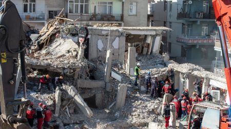 Muertos por terremoto en Turquía aumentan a 39, mientras los rescatistas buscan más sobrevivientes 