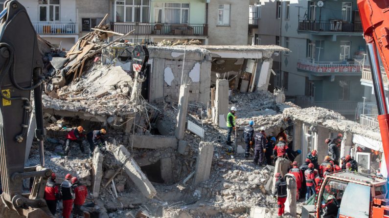 Los trabajadores de rescate trabajan en la escena de un edificio derrumbado el 26 de enero de 2020 en Elazig, Turquía. (Burak Kara/Getty Images)