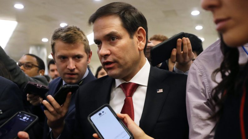 El senador Marco Rubio (R-FL) habla a los periodistas al llegar al Capitolio de los Estados Unidos para el juicio por impeachment del Senado en Washington el 28 de enero de 2020. (Mario Tama/Getty Images)