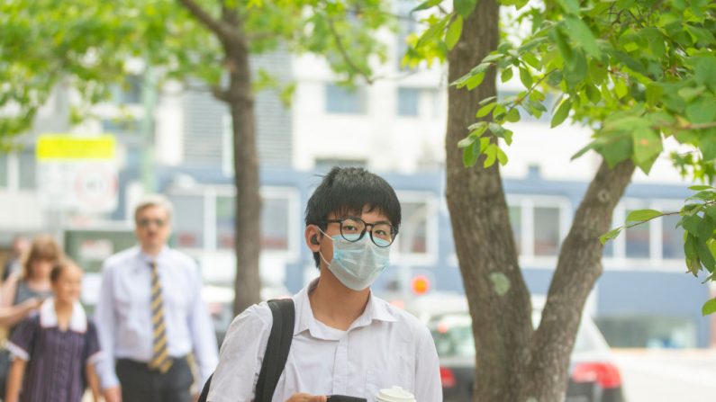 Se ve a los estudiantes llegar a la escuela de Chatswood el 29 de enero de 2020 en Sídney, Australia. (Jenny Evans/Getty Images)