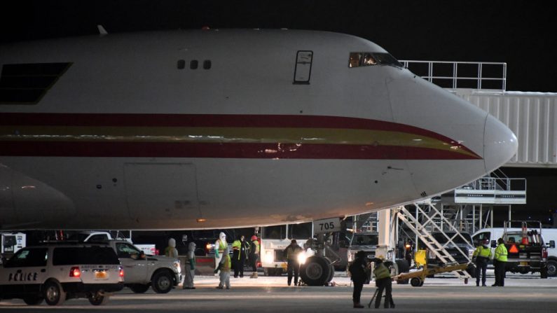 Un Boeing 747-4B5(F), en un vuelo chárter desde Wuhan, China, llega al Aeropuerto Internacional Ted Stevens Anchorage el 28 de enero de 2020 en Anchorage, Alaska. El gobierno de los Estados Unidos fletó el avión para evacuar a ciudadanos y diplomáticos estadounidenses del consulado de los Estados Unidos en Wuhan, China, donde comenzó el brote de coronavirus. (Foto de Lance King/Getty Images)