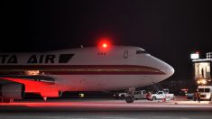 Avión con evacuados americanos proveniente de China fue desviado a una Base Aérea de California