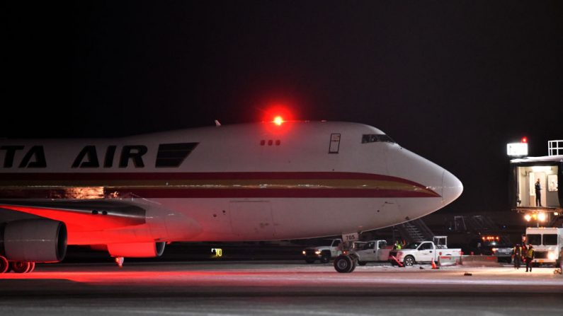 Un Boeing 747-4B5 (F), en un vuelo chárter desde Wuhan, China, llega al Aeropuerto Internacional Ted Stevens Anchorage el 28 de enero de 2020 en Anchorage, Alaska. El gobierno de los Estados Unidos fletó el avión para evacuar a ciudadanos y diplomáticos estadounidenses del consulado de los Estados Unidos en Wuhan, China, donde comenzó el brote de coronavirus. (Foto de Lance King/Getty Images)
