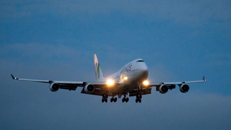 Un avión que transportaba a 27 personas atrapadas en Wuhan luego de un brote de coronavirus aterriza en la base aérea militar de Torrejón de Ardoz en Madrid, España, después de una parada en el Reino Unido el 31 de enero de 2020. (Pablo Blazquez Dominguez / Getty Images)