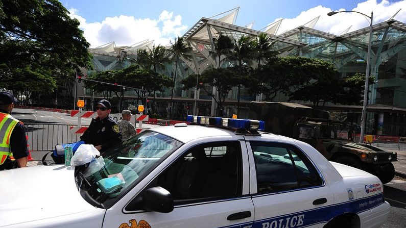 La policía de Honolulu vigila los cierres de carreteras, en Hawai. (ROBYN BECK/AFP via Getty Images)
