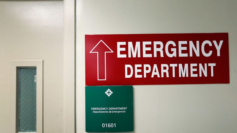 Un letrero muestra la localización del Departamento de Emergencias del Hospital de la Universidad de Miami el 30 de abril de 2012 en Miami, Florida. (Joe Raedle/Getty Images)