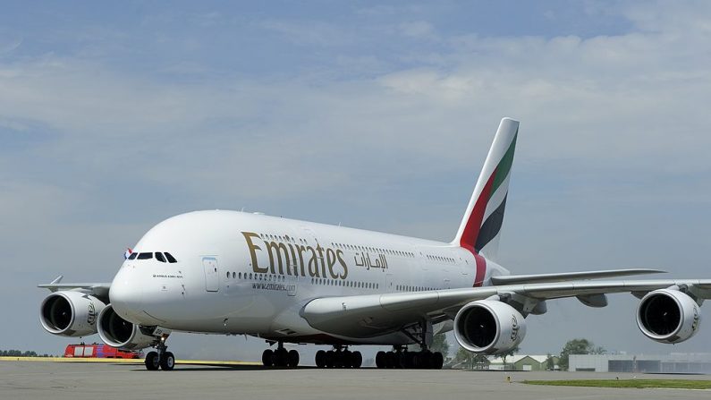 El Airbus A380 de Emirates Airline aterriza por primera vez en el aeropuerto de Schiphol (Países Bajos) el 1 de agosto de 2012. (LEX VAN LIESHOUT/AFP/GettyImages)