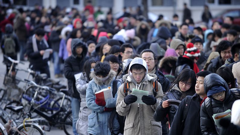 Esta imagen tomada el 5 de enero de 2013 muestra a los candidatos que esperan ingresar a la sala de examen para rendir el Examen Nacional de Ingreso para Postgrado (NEEP) en una universidad de Beijing, China. (WANG ZHAO / AFP / Getty Images)