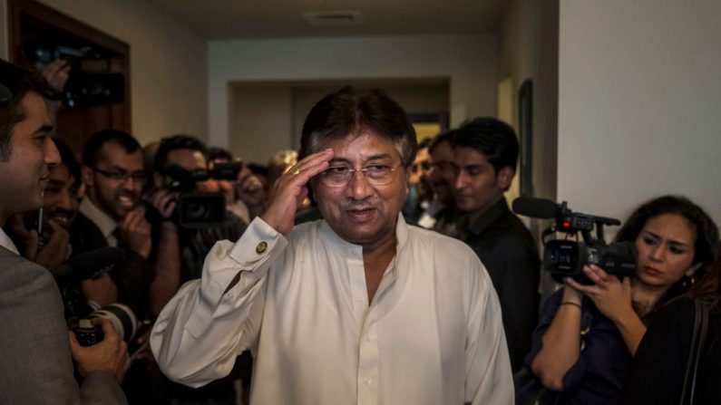 El expresidente paquistaní, Pervez Musharraf saluda al llegar a breves medios de comunicación y partidarios durante una conferencia de prensa antes de su regreso, en la sede del partido Dubai APML el 24 de marzo de 2013 en Dubai, Emiratos Árabes Unidos. (Daniel Berehulak / Getty Images)