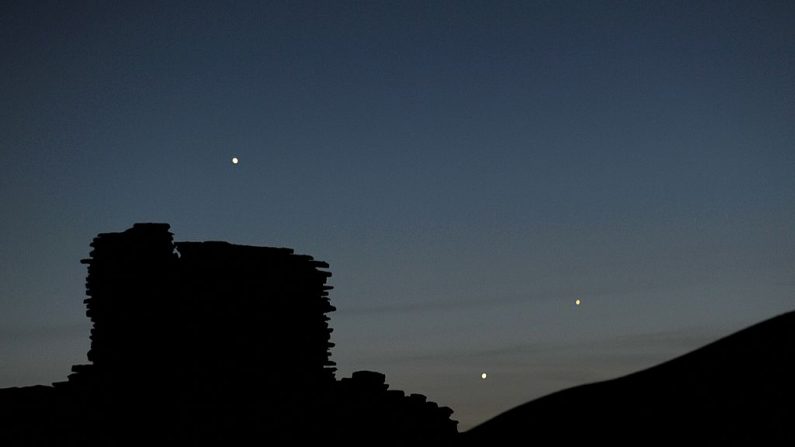 Los planetas Júpiter (iz), Venus (C) y Mercurio (de) se ven en una inusual conjunción sobre las ruinas del pueblo de Wupatki el 24 de mayo de 2013 en el Monumento Nacional de Wupatki al norte de Flagstaff, Arizona. Imagen de archivo. (STAN HONDA/AFP a través de Getty Images)