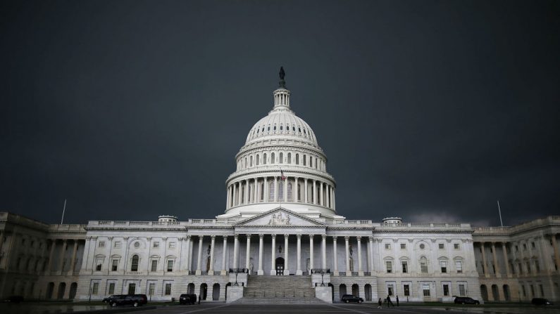  Nubes de tormenta llenan el cielo sobre el edificio del Capitolio de los Estados Unidos en Washington, DC. (Mark Wilson/Getty Images)
