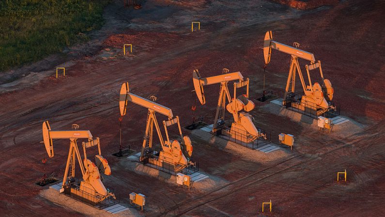 Bombas de viga fotografiadas el 30 de julio de 2013 cerca de Watford City, Dakota del Norte. (Foto de Andrew Burton/Getty Images)