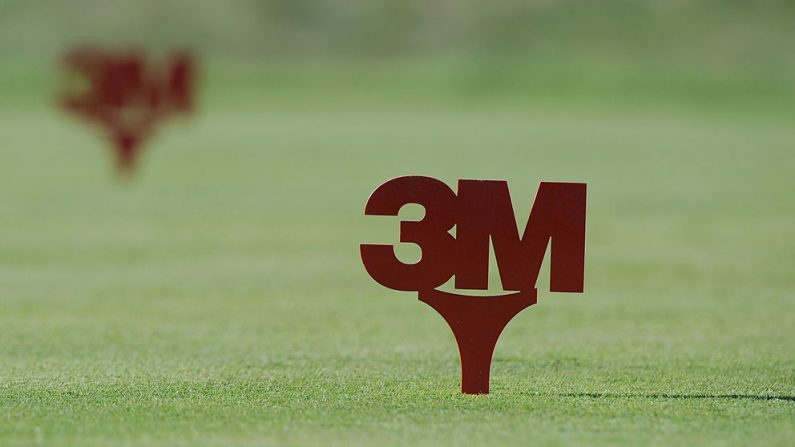 Logo de 3M en el tee box del 3er hoyo durante la segunda ronda del Campeonato 3M en TPC Twin Cities el 3 de agosto de 2013 en Blaine, Minnesota. (Steve Dykes/Getty Images)