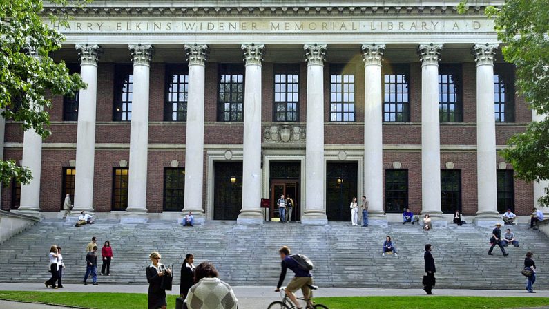 Los estudiantes pasan frente a la Biblioteca Widener de Harvard el 10 de octubre de 2003 en Cambridge, Massachusetts. (William B. Plowman/Getty Images)