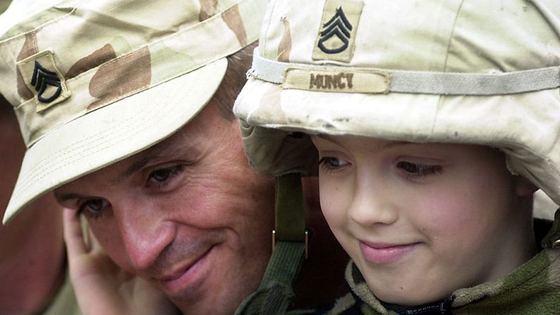 Un Sargento de Berkley, Massachusetts, abraza a su hijo de 8 años, el 23 de abril de 2004 en Hingham, Massachusetts. (Douglas McFadd/Getty Images)