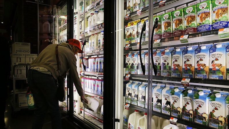 Una persona compra leche en un supermercado de Brooklyn. (Spencer Platt/Getty Images)