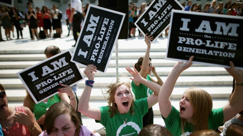 Los defensores contra el aborto animan frente a la Corte Suprema el 30 de junio de 2014 en Washington, DC. (Chip Somodevilla / Getty Images)