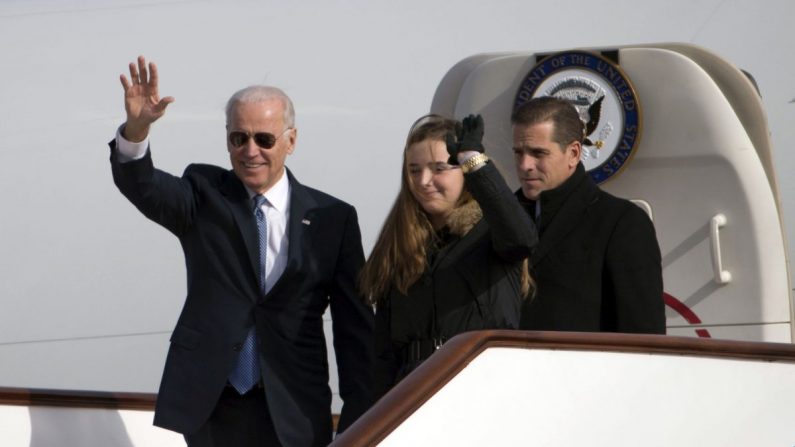 El entonces vicepresidente Joe Biden saluda al salir del Air Force Two con su nieta Finnegan Biden (C) y su hijo Hunter Biden (R) en el aeropuerto de Pekín el 4 de diciembre de 2013. (Ng Han Guan-Pool/Getty Images)