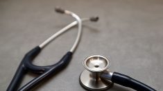 Médicos luchan contra el «daño moral» causado por el lado empresarial de la atención médica