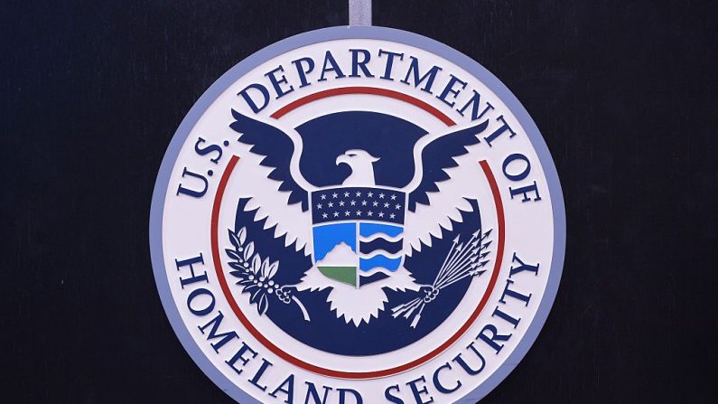 El sello del Departamento de Seguridad Nacional se ve en un podio del entonces Secretario de Seguridad Nacional de los Estados Unidos, Jeh Johnson, febrero 2015 (MANDEL NGAN/AFP a través de Getty Images)
