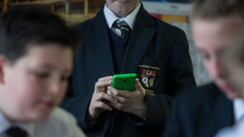 Un estudiante utiliza su teléfono móvil - foto de archivo (Matt Cardy/Getty Images)