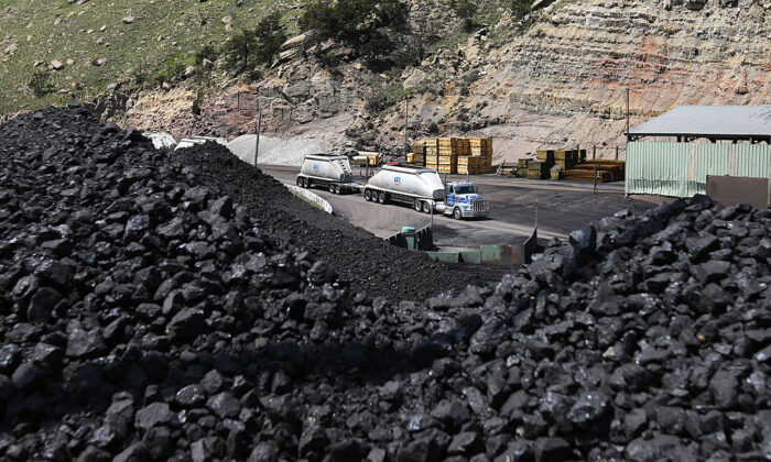 Pilas de carbón en espera ser cargadas en camiones en la Mina de Carbón Sufco, 30 millas al este de Salina, Utah, el 28 de mayo de 2014. Sufco es una de las cuatro minas operadas por Wolverine Fuels, una compañía que ha amenazado con demandar a la ciudad de Richmond, California, si impone una prohibición de carbón que cortaría un importante puerto de exportación para Wolverine. (George Frey/Getty Images)