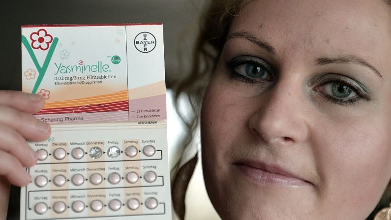 Felicitas Rohrer, una mujer alemana que está demandando al gigante farmacéutico alemán Bayer, sostiene una caja de la píldora anticonceptiva "Yasminelle", en su casa de Willstaett, cerca de Offenburg, al suroeste de Alemania el 1 de diciembre de 2015. (FREDERICK FLORIN/AFP via Getty Images)