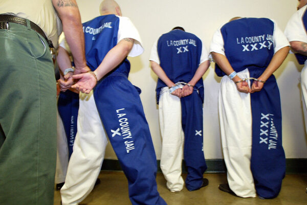 Un ayudante del sheriff revisa las esposas de los reclusos en la Cárcel Central de Hombres de Los Ángeles