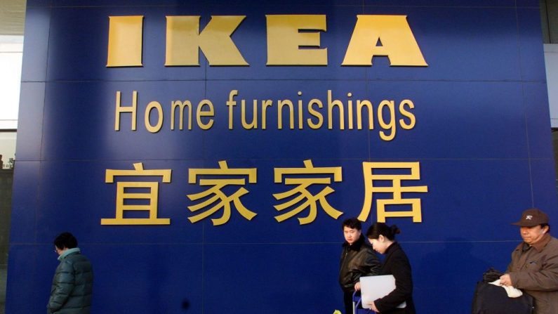 Un cliente lleva sus compras cuando sale de la nueva tienda de Ikea en Beijing el 27 de enero de 1999. (EGOH CHAI HIN / AFP / Getty Images)