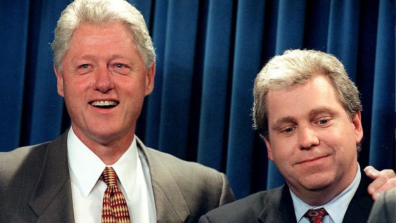 El presidente Bill Clinton, a la izquierda, se encuentra con el saliente secretario de prensa de la Casa Blanca, Joe Lockhart, en una fotografía de 2000. (Manny Ceneta / AFP a través de Getty Images)
