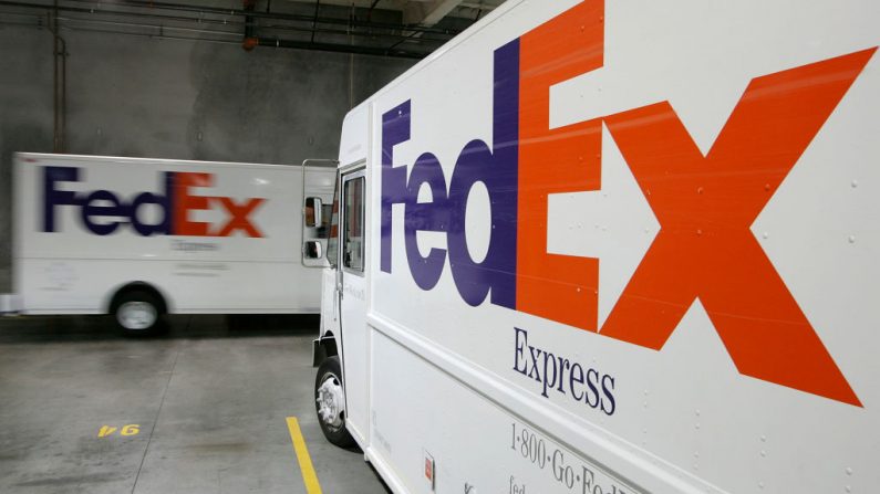 Camiones FedEx en una instalación de clasificación el 6 de diciembre de 2005 en San Francisco (EE.UU.). (Justin Sullivan / Getty Images)