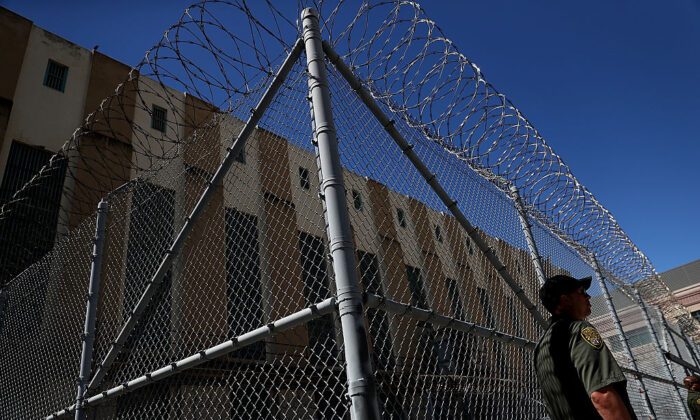 Un oficial armado del Departamento de Correcciones y Rehabilitación de California (CDCR) hace guardia en la Prisión Estatal de San Quintín el 15 de agosto de 2016. (Justin Sullivan/Getty Images)