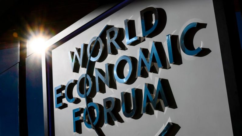 El logo del Foro Económico Mundial, se ve en el día de la clausura del foro, el 20 de enero de 2017 en Davos. / AFP PHOTO / FABRICE COFFRINI (Crédito Foto: FABRICE COFFRINI/AFP a través de Getty Images)