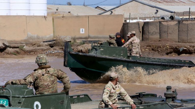 Las fuerzas de la coalición internacional entrenan a los soldados iraquíes en el campamento de Taji, al norte de Bagdad, el 6 de marzo de 2017. - Foto de archivo
(SABAH ARAR/AFP a través de Getty Images)