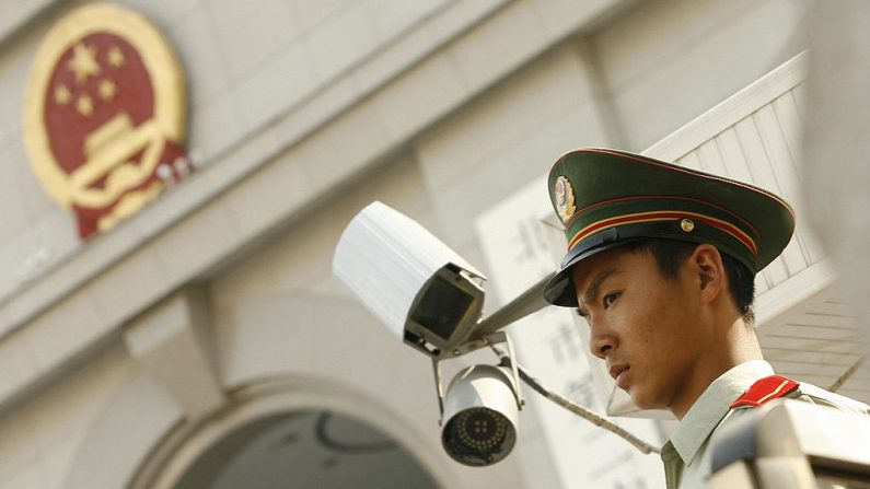 Foto de archivo de un policía paramilitar chino haciendo guardia frente al Tribunal Intermedio Nº 2 de Beijing, el 31 de agosto de 2006. (PETER PARKS/AFP a través de Getty Images)