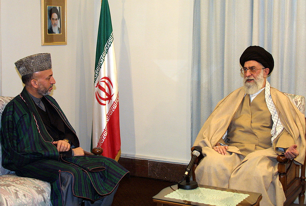 El estudiante interino afgano Hamid Karzai (Izq.) se reúne con el Líder Supremo de Irán, el Ayatolá Ali Khamenei (Der.)