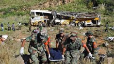 Fallecen al menos 15 personas tras caída de un autobús por un barranco en Bolivia