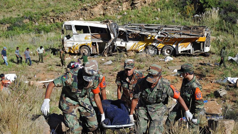 Los soldados llevan el cuerpo de una de las personas muertas en un accidente de tráfico en el centro de Bolivia, el 19 de abril de 2007. (STR / AFP / Getty Images)