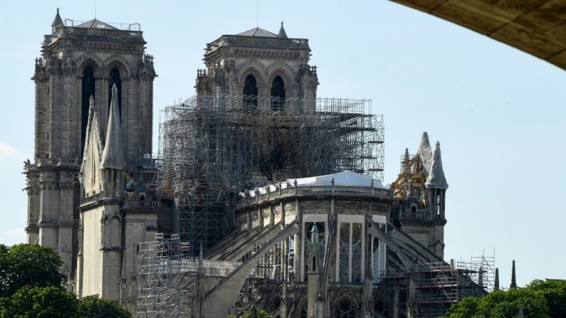 Una foto tomada el 31 de mayo de 2019 muestra los andamios instalados en la catedral de Notre-Dame de Paris, en reparación después de haber sido gravemente dañados por un gran incendio el 15 de abril, en la capital francesa, París. (BERTRAND GUAY/AFP a través de Getty Images)