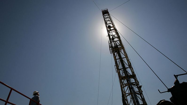 Trabajadores de Diamond Well Service, Inc. perforan un pozo de petróleo de 3100 pies (900 metros) de profundidad el 22 de julio de 2008 cerca de Taft, California. (David McNew/Getty Images)