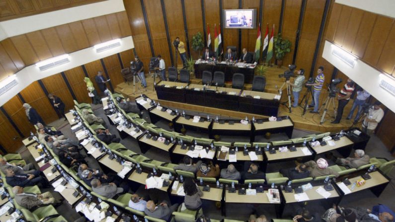 Miembros del Parlamento del Kurdistán iraquí asisten a una sesión parlamentaria extraordinaria al norte de Bagdad, (SAFIN HAMED/AFP a través de Getty Images)