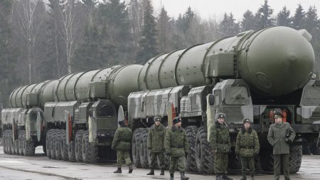 Salarios y guerra: Medida estándar podría subestimar drásticamente los gastos militares de Rusia y China