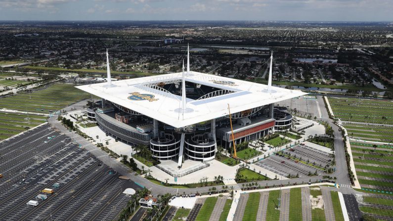El estadio de Hard Rock, sede de los Delfines de Miami de la NFL, se ve después de que el huracán Irma pasara por el área el 13 de septiembre de 2017 en Miami, Florida. (Joe Raedle/Getty Images)