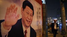 Liberaron a la mujer que arrojó tinta negra en la imagen de Xi Jinping, ahora ya no es la misma