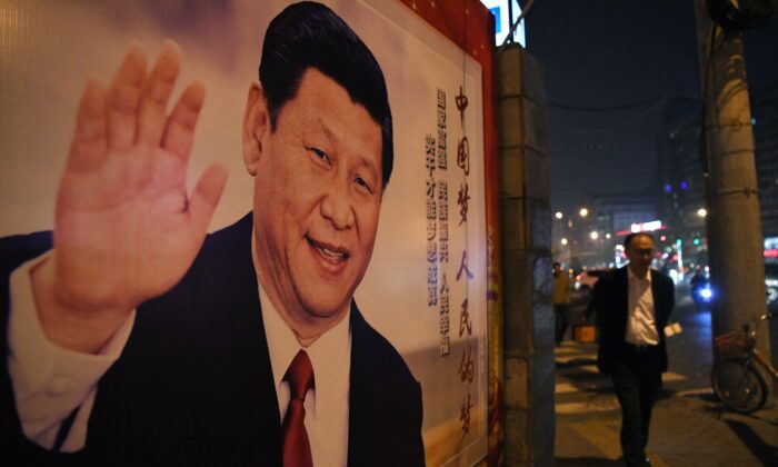 Un hombre pasa junto a un cartel con la imagen del presidente chino Xi Jinping tras la clausura del 19º Congreso del Partido Comunista en Beijing, el 24 de octubre de 2017. (GREG BAKER/AFP vía Getty Images)
