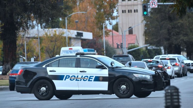 Foto de archivo de un vehículo policial haciendo patrullas en Bakersfield, California, el 17 de noviembre de 2017. (Frederic J. Brown / AFP a través de Getty Images)