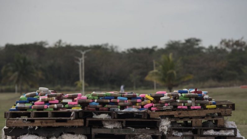 Foto de archivo con más de cuatrocientos kilogramos de cocaína incautados en la ciudad portuaria de Veracruz, son incinerados en esta ciudad mexicana el 16 de enero de 2018.
Las autoridades de la Marina, la Agencia Federal de Investigación y la Agencia de Investigación Criminal fueron testigos de la incineración de la droga, valorada en cinco millones de dólares. (VICTORIA RAZO/AFP vía Getty Images)