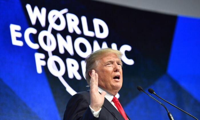El presidente Donald Trump pronuncia un discurso durante la reunión anual del Foro Económico Mundial (FEM) en Davos, Suiza, el 26 de enero de 2018. (Nicholas Kamm/AFP vía Getty Images)
