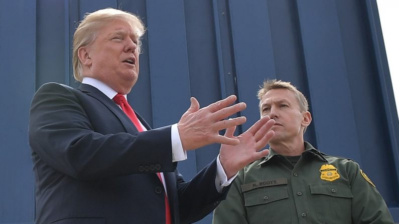 Foto de archivo del expresidente de Estados Unidos, Donald Trump mostrando prototipos del muro fronterizo mientras habla junto al agente jefe de la patrulla Rodney S. Scott en San Diego, California, el 13 de marzo de 2018. (Mandel Ngan/AFP vía Getty Images)